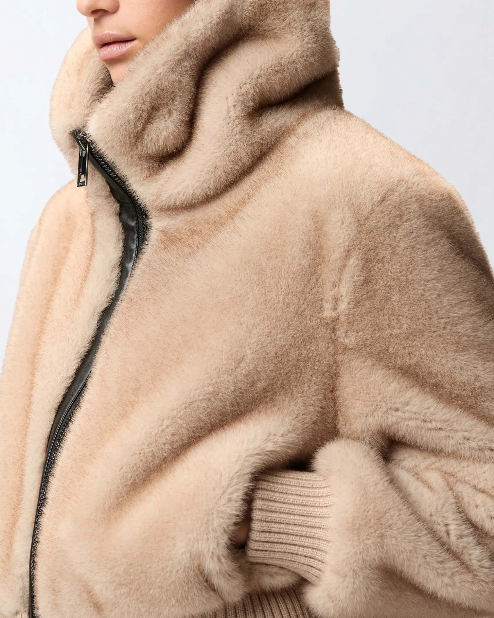 Bomber corto color miele Pinko in ecopelliccia con collo alto e polsini in tessuto a coste