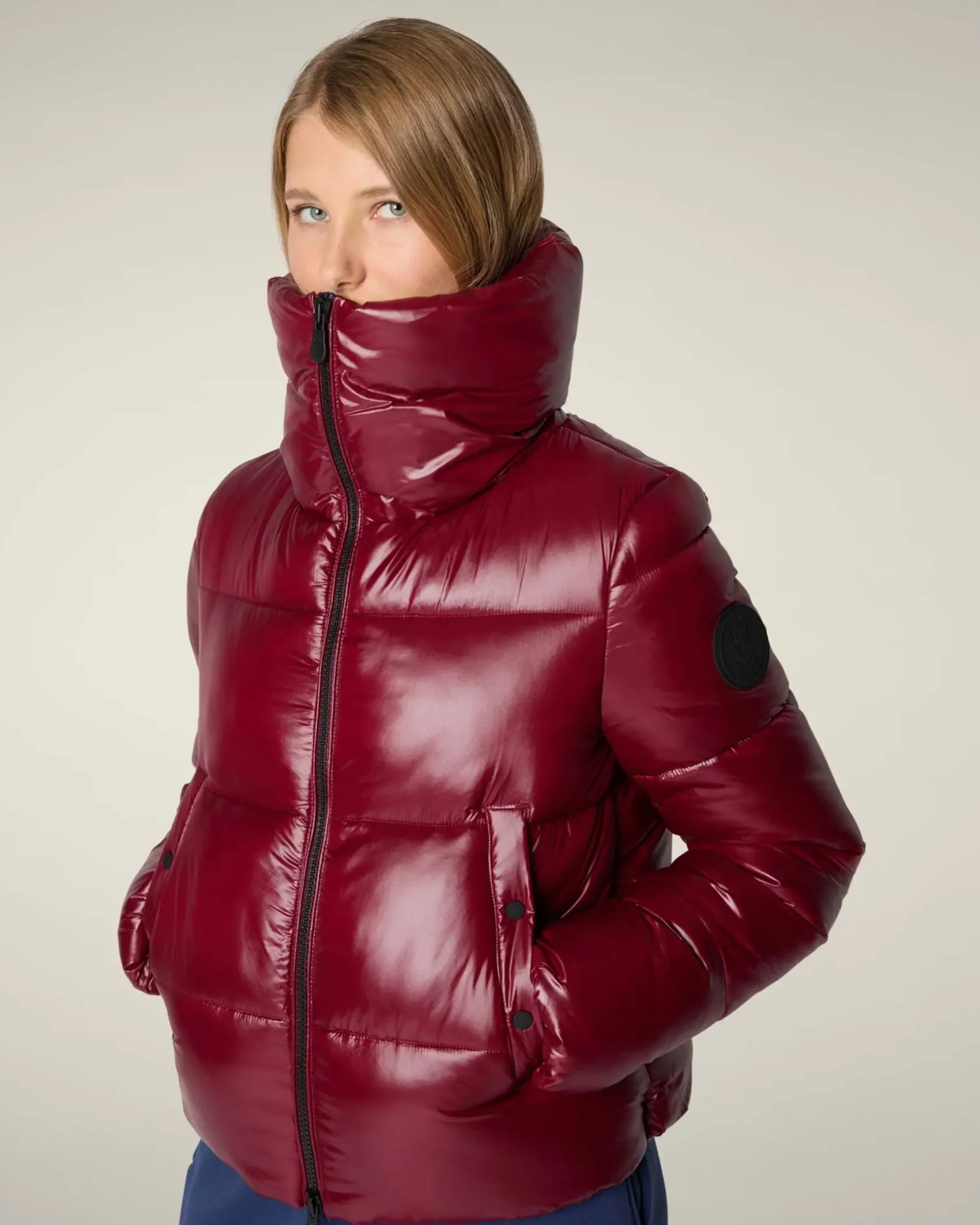 Bomber trapuntato bordeaux Save the duck modello Isla in tessuto effetto laccato con collo molto alto
