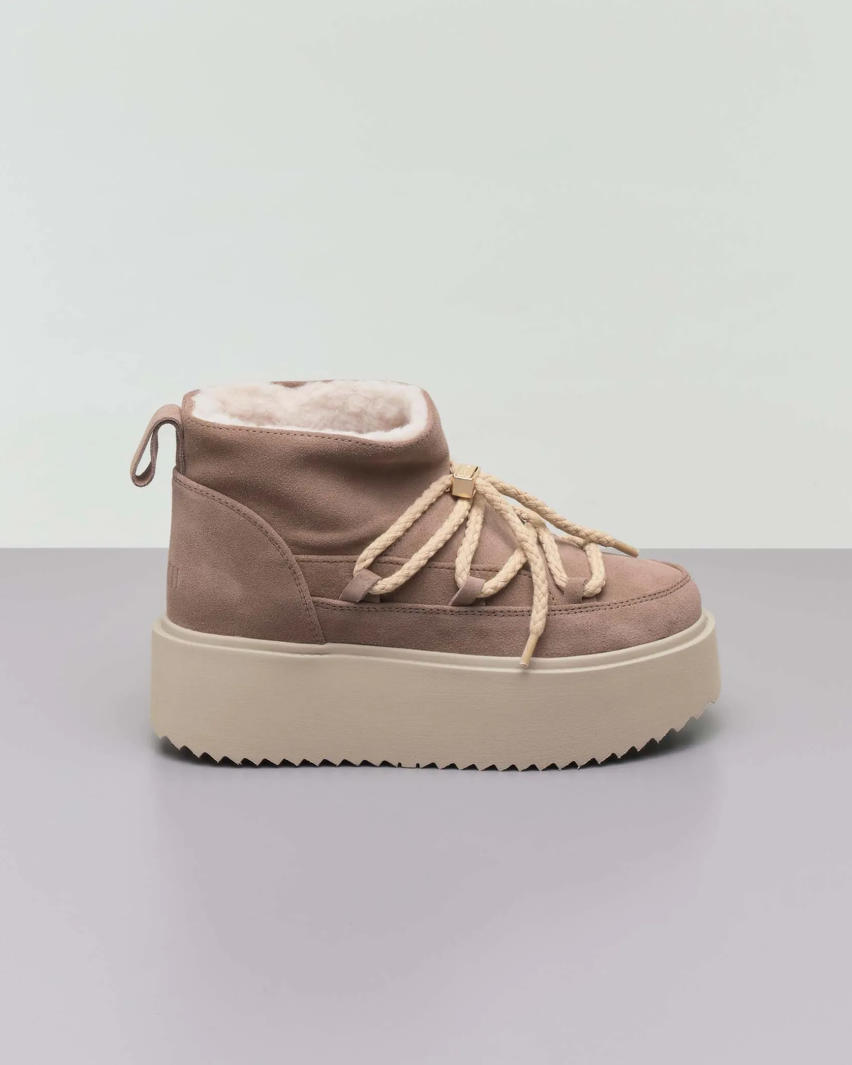 Boot Classic Low Platform beige in pelle scamociata e interno in montone con suola alta