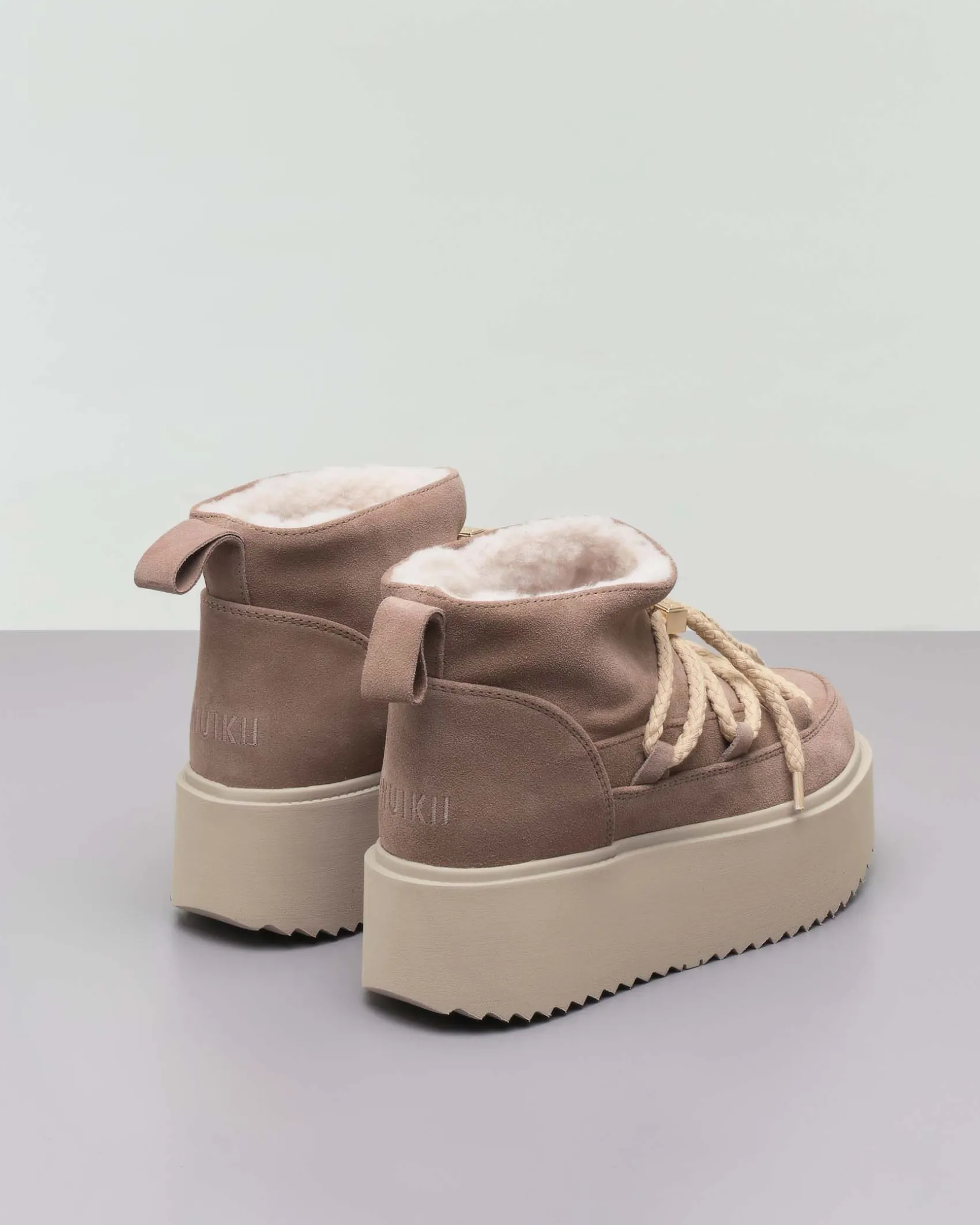 Boot Classic Low Platform beige in pelle scamociata e interno in montone con suola alta