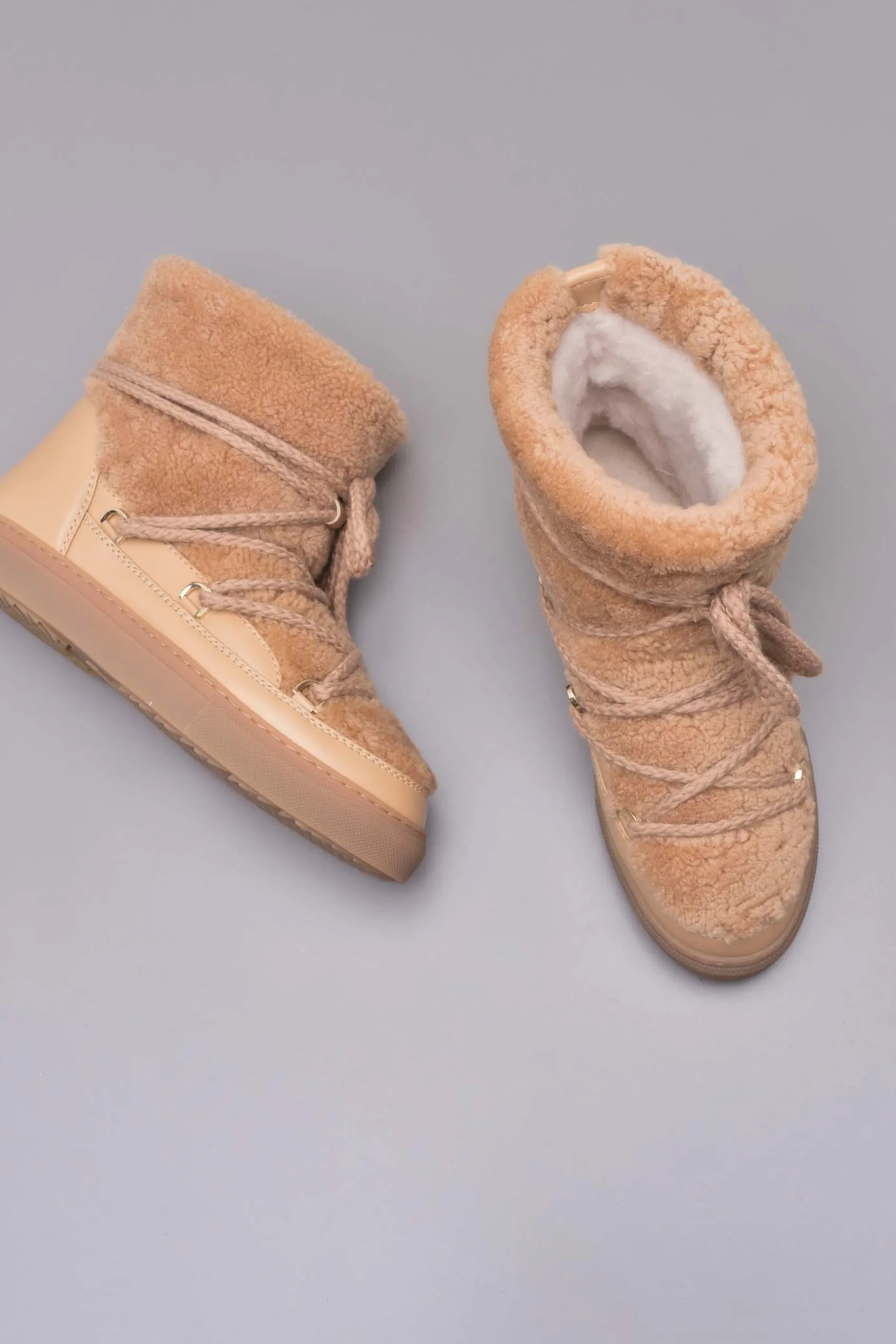 Boot color sabbia Curly Sneaker in pelle liscia con rivestimento in motone tono su tono