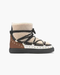 Boot Sneaker Curly Rock in pelle liscia cuoio, bianca e nera con tomaia in sheraling e borchie applicate