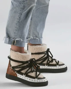 Boot Sneaker Curly Rock in pelle liscia cuoio, bianca e nera con tomaia in sheraling e borchie applicate