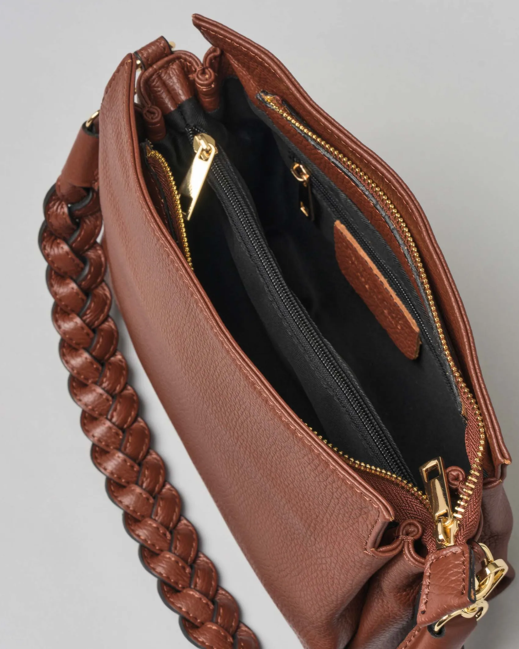 Borsa a busta color coccio in pelle martellata con spallaccio intrecciato e tracolla più lunga removibile