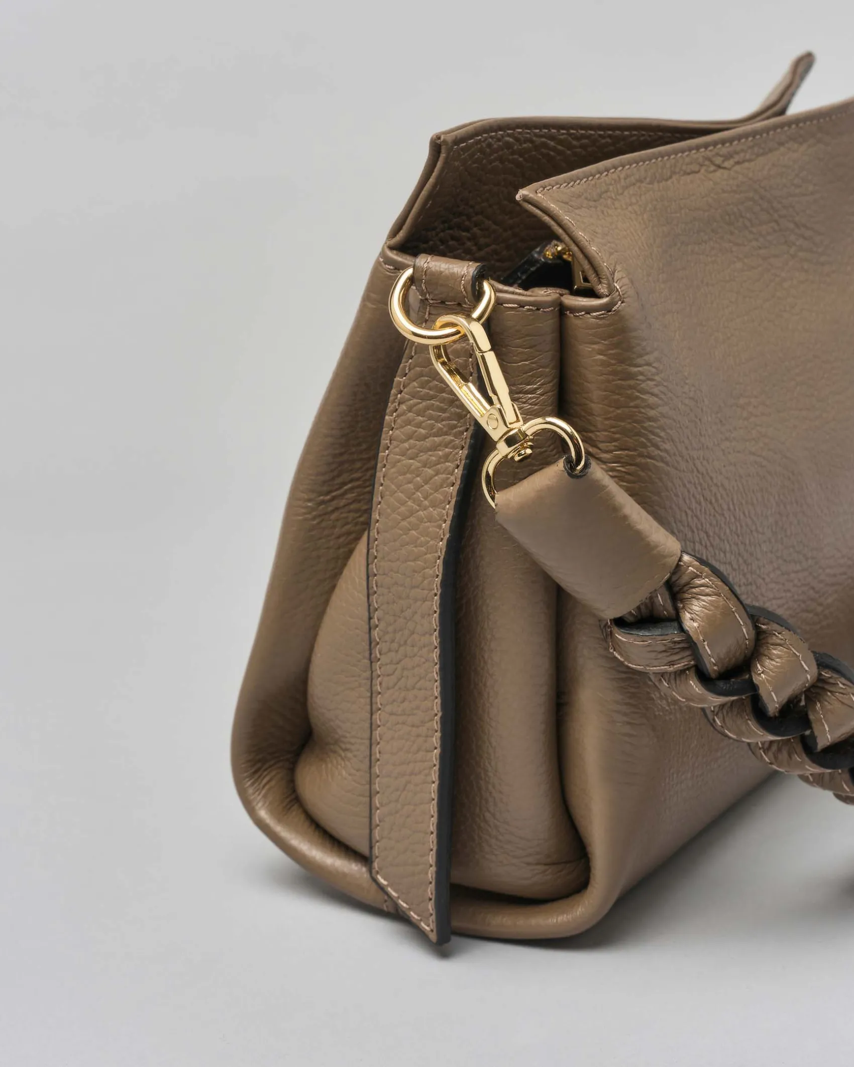 Borsa a busta color taupe in pelle martellata con spallaccio intrecciato e tracolla più lunga removibile