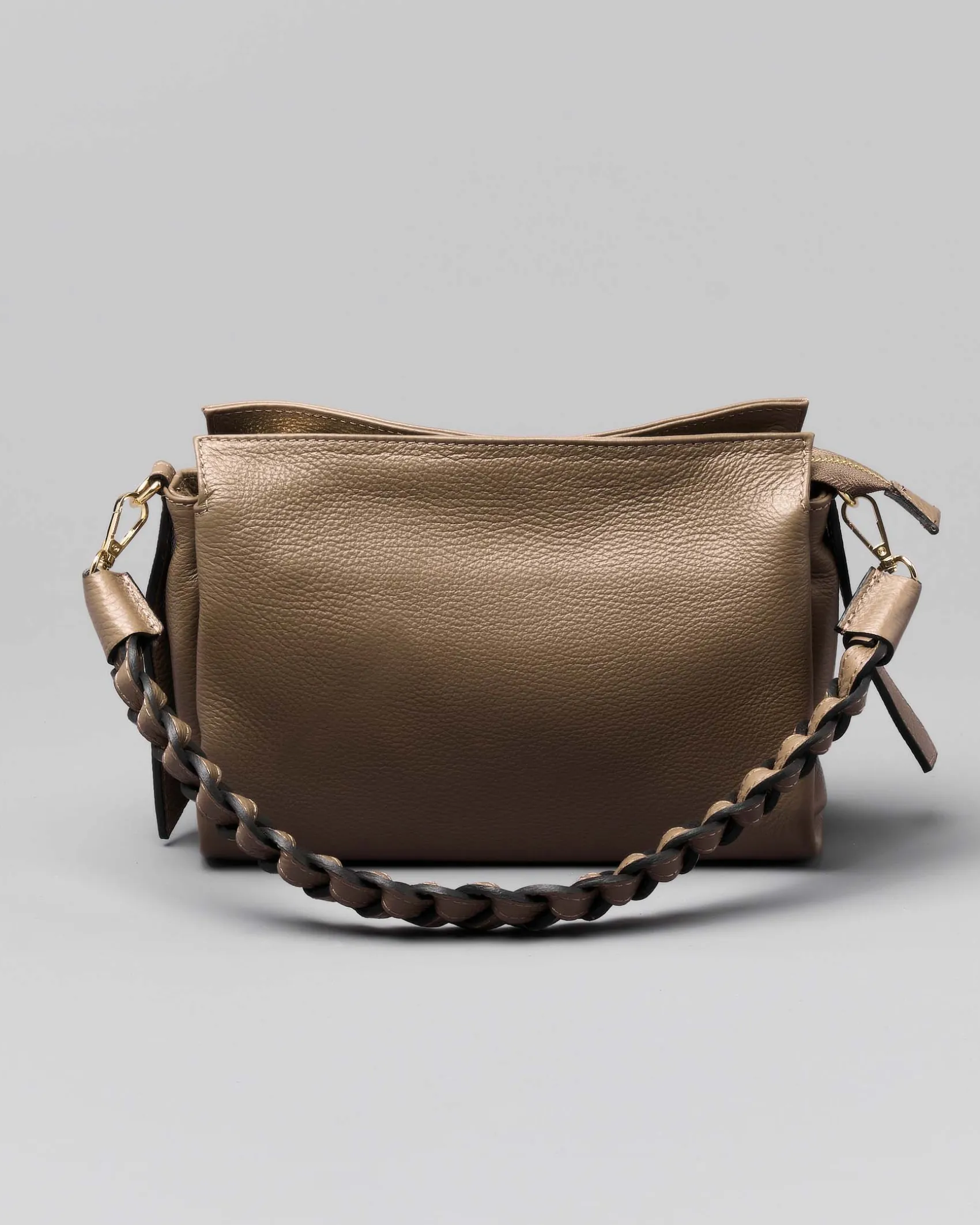 Borsa a busta color taupe in pelle martellata con spallaccio intrecciato e tracolla più lunga removibile