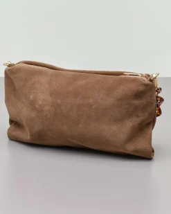 Borsa a busta in suede color taupe con tracolla a catena