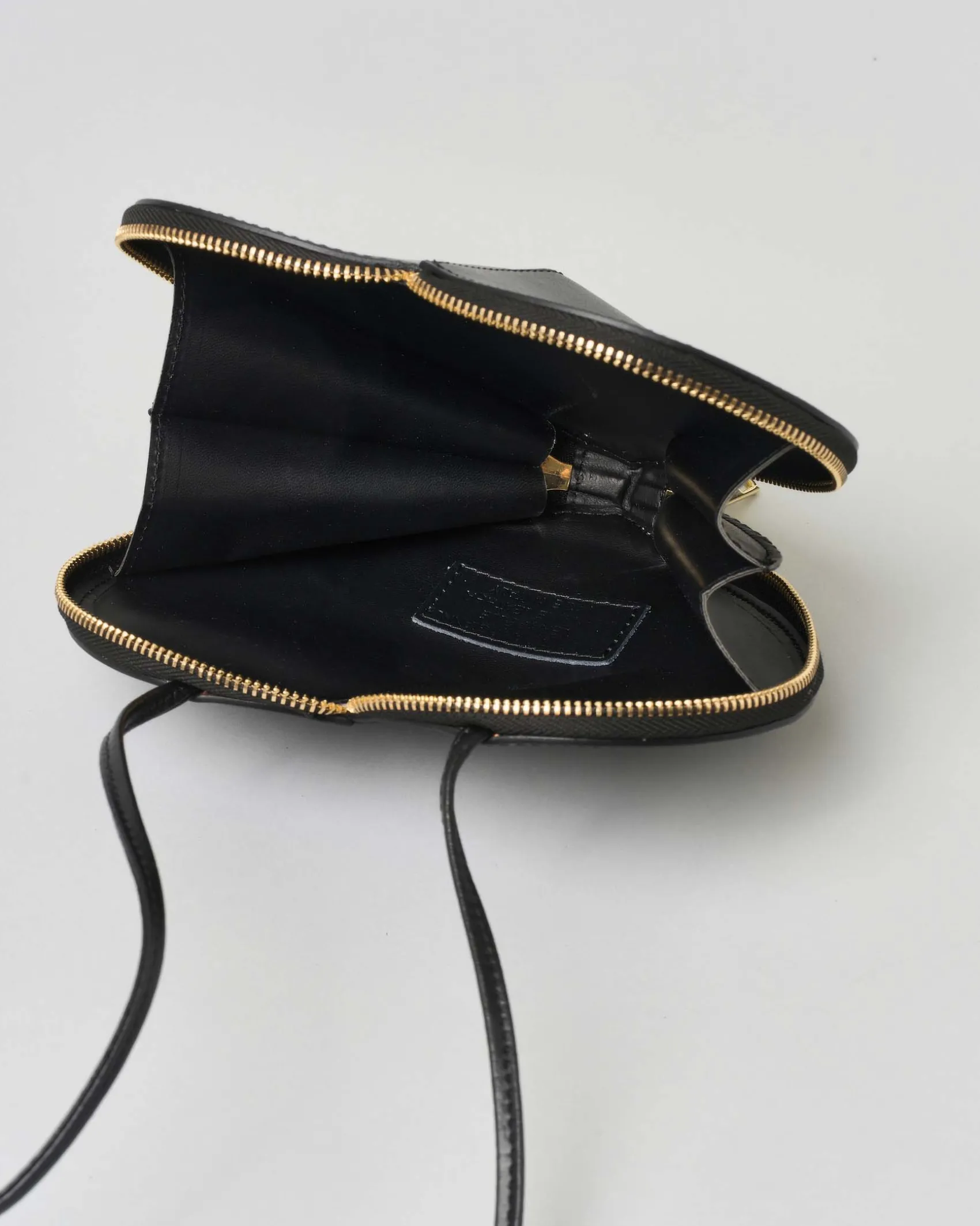 Borsa a cuore nera in pelle liscia con tracolla regolabile e doppia cerniera