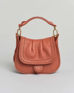 Borsa a mano arancione VisonĂ misura piccola in pelle martellata con patta arricciata e inserti laterali in suede