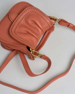 Borsa a mano arancione Visonà misura piccola in pelle martellata con patta arricciata e inserti laterali in suede