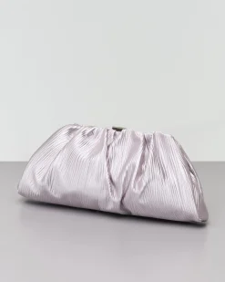 Borsa a mano color argento in raso goffratto con chiusura a scatto in metallo tono su tono