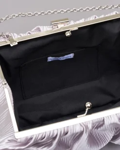 Borsa a mano color argento in raso goffratto con chiusura a scatto in metallo tono su tono