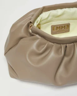 Borsa a mano Emme Marella in similpelle color sabbia liscia con arricciature lungo la chiusura