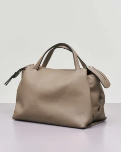 Borsa a mano in pelle morbida effetto martellato beige scuro con tracolla più lunga rimovibile