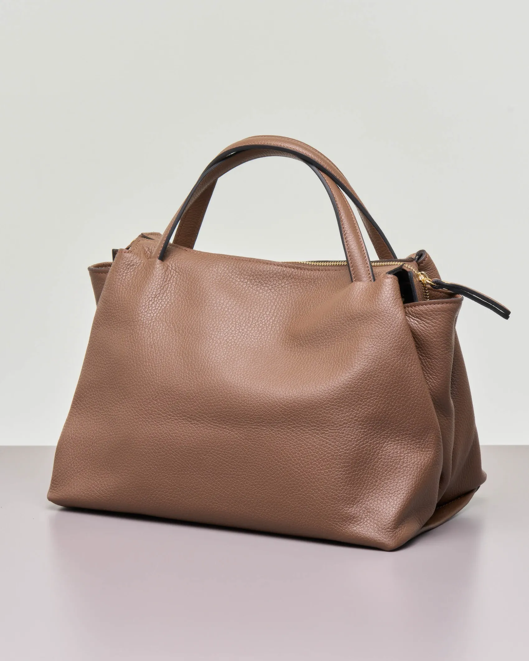 Borsa a mano in pelle morbida effetto martellato color marrone con tracolla più lunga rimovibile