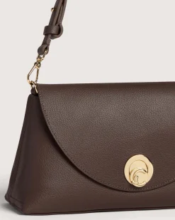 Borsa a mano marrone Coccinelle Nikla Small con patta e chiusura a girello con logo