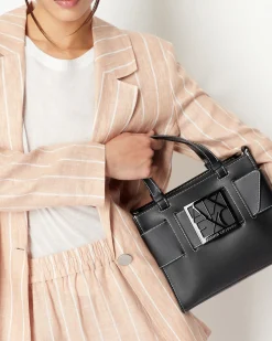 Borsa a mano misura mini in similpelle nera con impunture bianche e maxi fibbia logo a specchio tono su tono