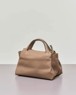 Borsa a mano misura piccola in pelle morbida effetto martellato color beige con tracolla più lunga rimovibile