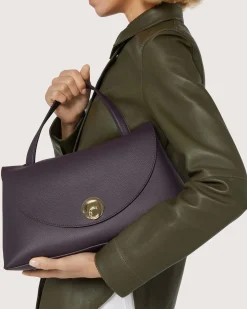 Borsa a mano nero Coccinelle Nikla Medium con patta e chiusura a girello con logo