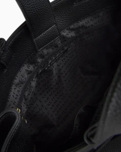Borsa a mano piccola nera in similpelle martellata con maxi fibbia logo tono su tono
