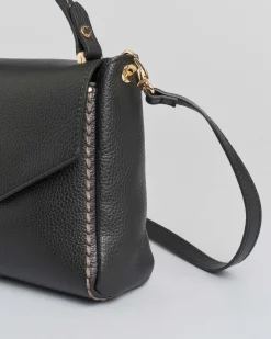 Borsa a mano Visonà misura media nera in pelle martellata con impunture e patta di chiusura