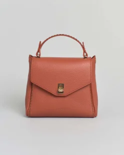 Borsa a mano Visonà misura media arancione in pelle martellata con impunture e patta di chiusura