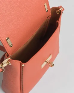 Borsa a mano Visonà misura media arancione in pelle martellata con impunture e patta di chiusura