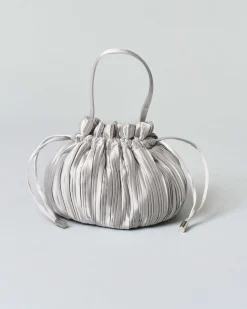 Borsa a secchiello grigio Anna Cecere in raso plissè con chiusura a coulisse