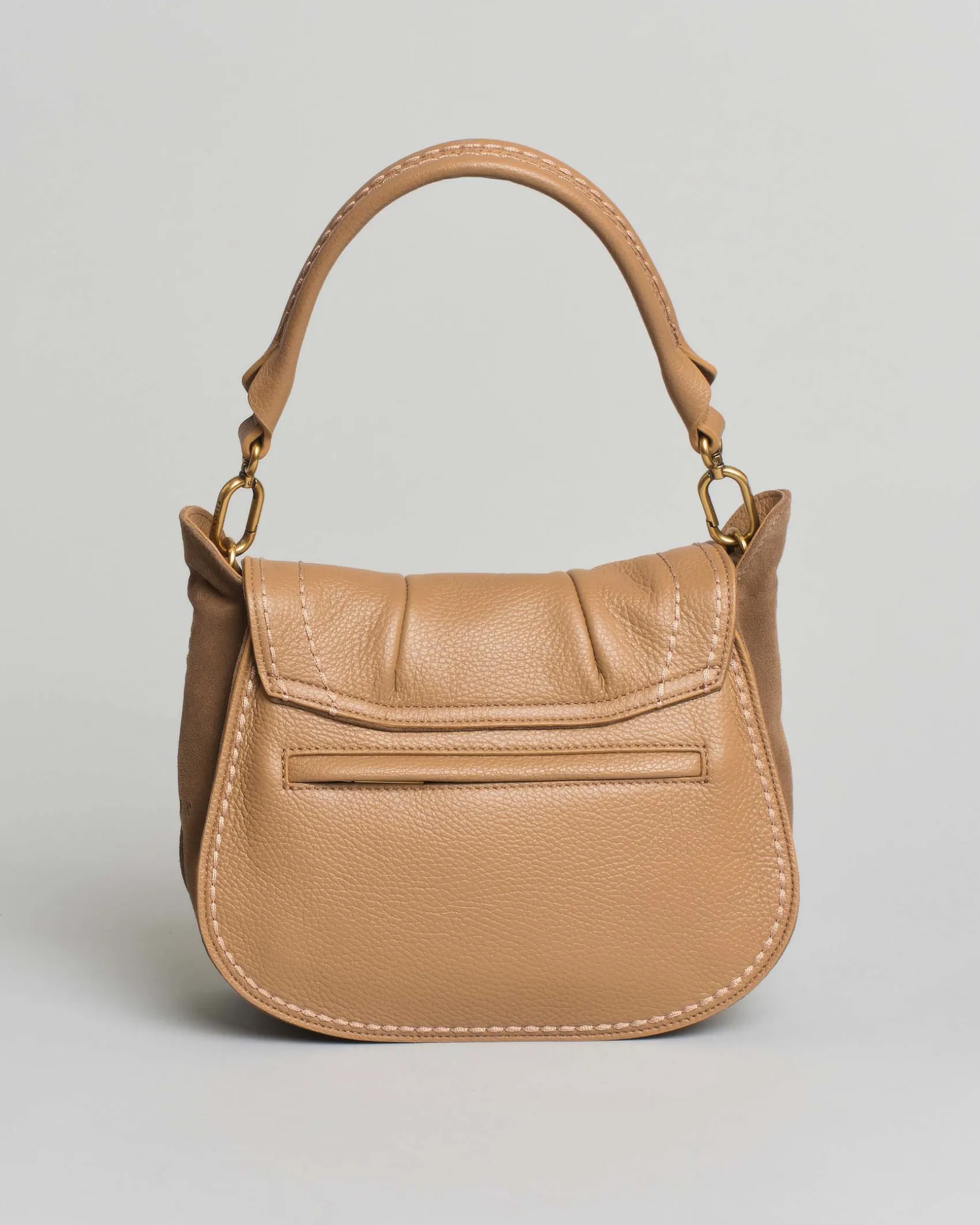 Borsa a spalla color cammello Visonà misura media in pelle martellata con patta arricciata e inserti laterali in suede