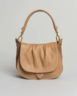 Borsa a spalla color cammello Visonà misura media in pelle martellata con patta arricciata e inserti laterali in suede