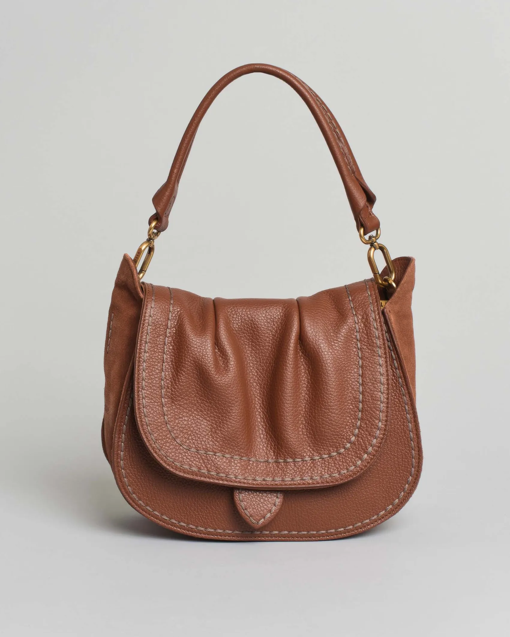 Borsa a spalla color cuoio Visonà misura media in pelle martellata con patta arricciata e inserti laterali in suede