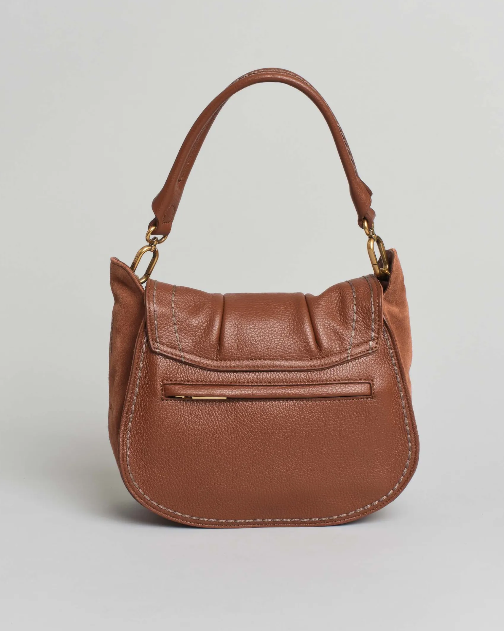 Borsa a spalla color cuoio Visonà misura media in pelle martellata con patta arricciata e inserti laterali in suede