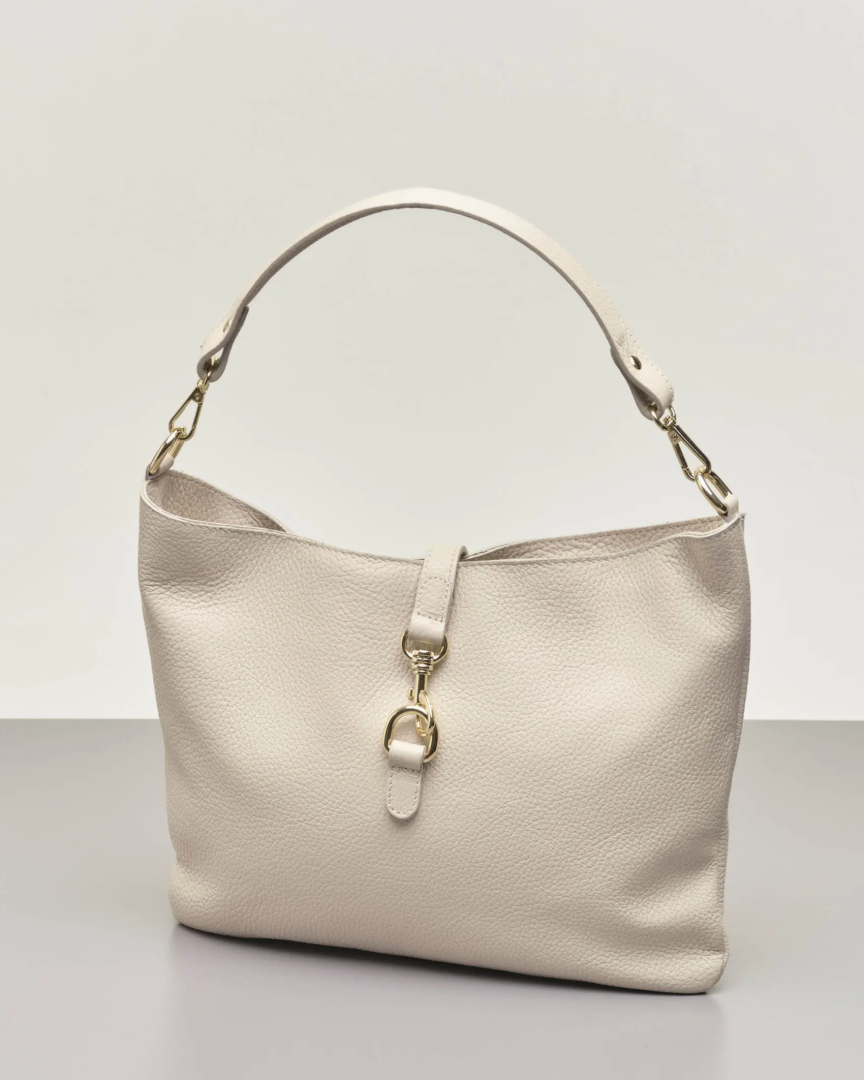 Borsa a spalla color gesso in pelle martellata con chiusura a scatto
