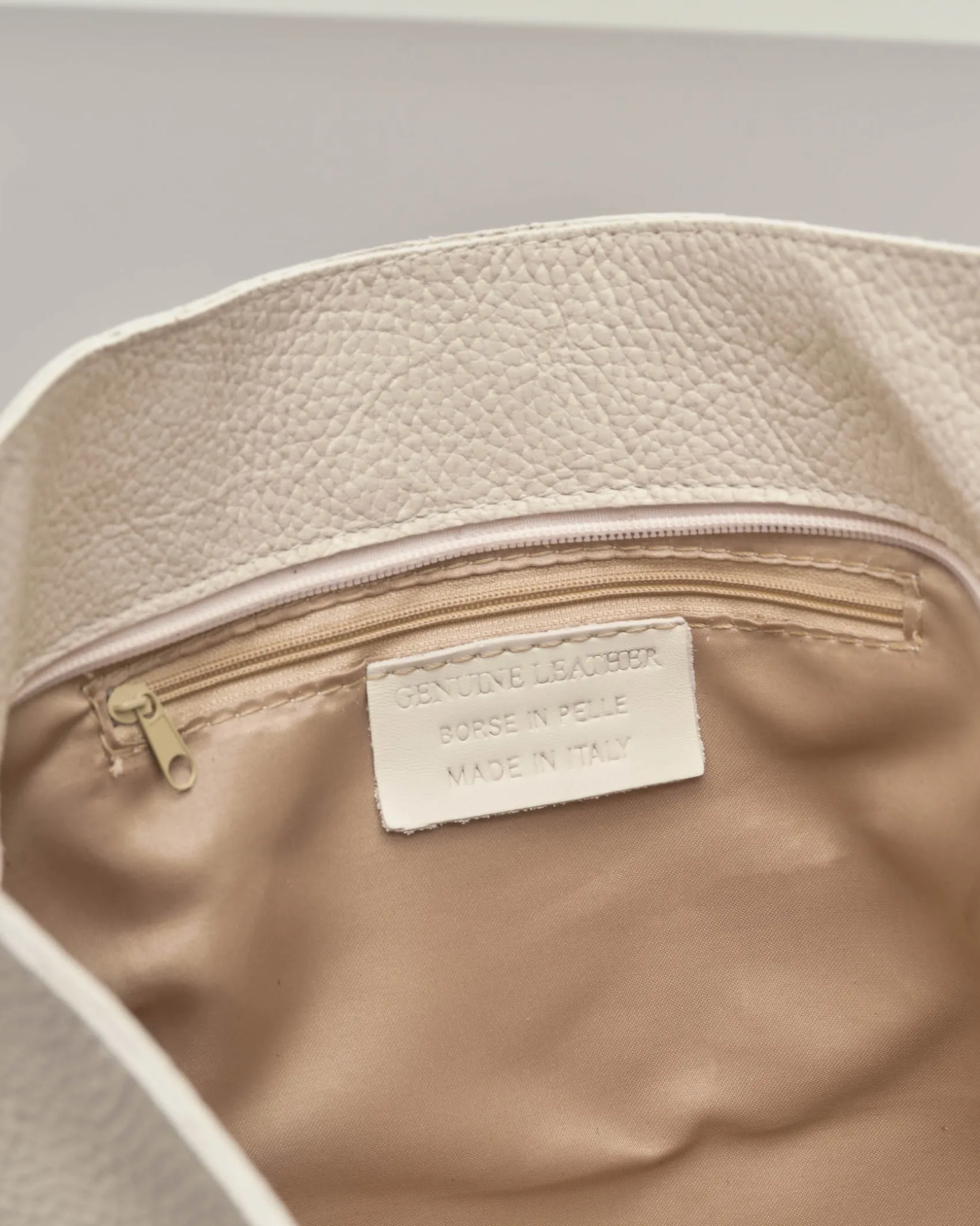 Borsa a spalla color gesso in pelle martellata con chiusura a scatto