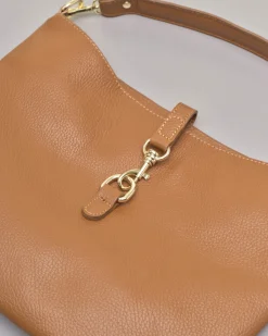 Borsa a spalla in pelle martellata color cuoio con chiusura a scatto