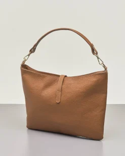 Borsa a spalla in pelle martellata color cuoio con chiusura a scatto
