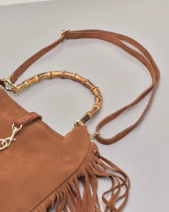 Borsa a spalla in suede color cuoio con frange al fondo e manico in bamboo