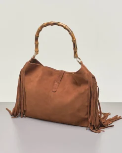 Borsa a spalla in suede color cuoio con frange al fondo e manico in bamboo