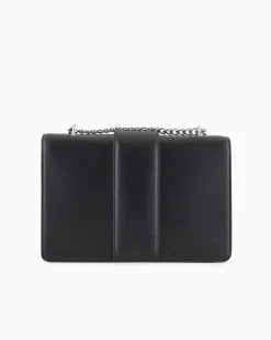 Borsa a tracolla nera in similpelle liscia con patta e fibbia logo in metallo argento