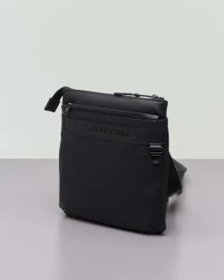 Borsa a tracolla piatta Armani Exchange nera in similpelle con logo frontale in metallo e tracolla spessa