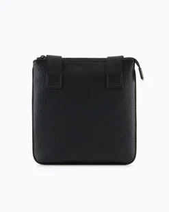 Borsa a tracolla piatta Armani Exchange nera in similpelle martellata con logo frontale in metallo lucido