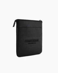Borsa a tracolla piatta Armani Exchange nera in similpelle martellata con logo frontale in metallo in tono