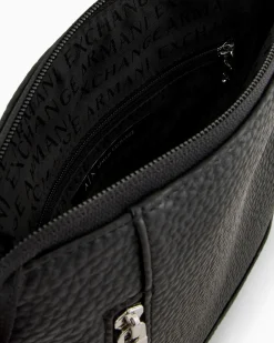 Borsa a tracolla piatta nera Armani Exchange in similpelle martellata con logo scritta in metallo