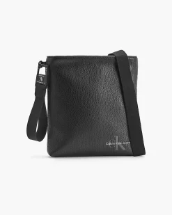 Borsa a tracolla piatta nera in similpelle martellata con logo monogramma frontale