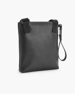 Borsa a tracolla piatta nera in similpelle martellata con logo monogramma frontale