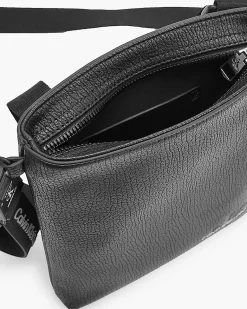 Borsa a tracolla piatta nera in similpelle martellata con logo monogramma frontale