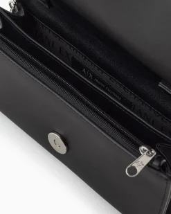 Borsa a tracolla piccola in similpelle liscia a triplo scomparto con chiusura a patta logata