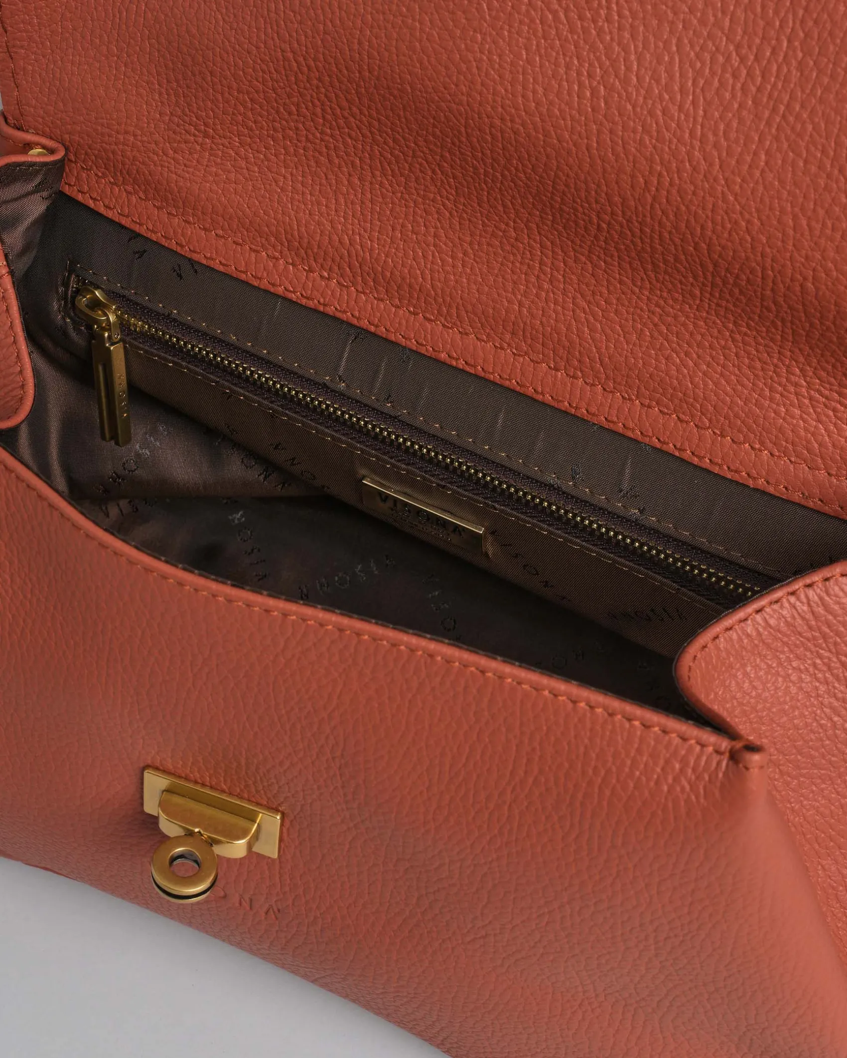Borsa arancione Visonà in pelle martellata con patta squadrata e manico tubolare