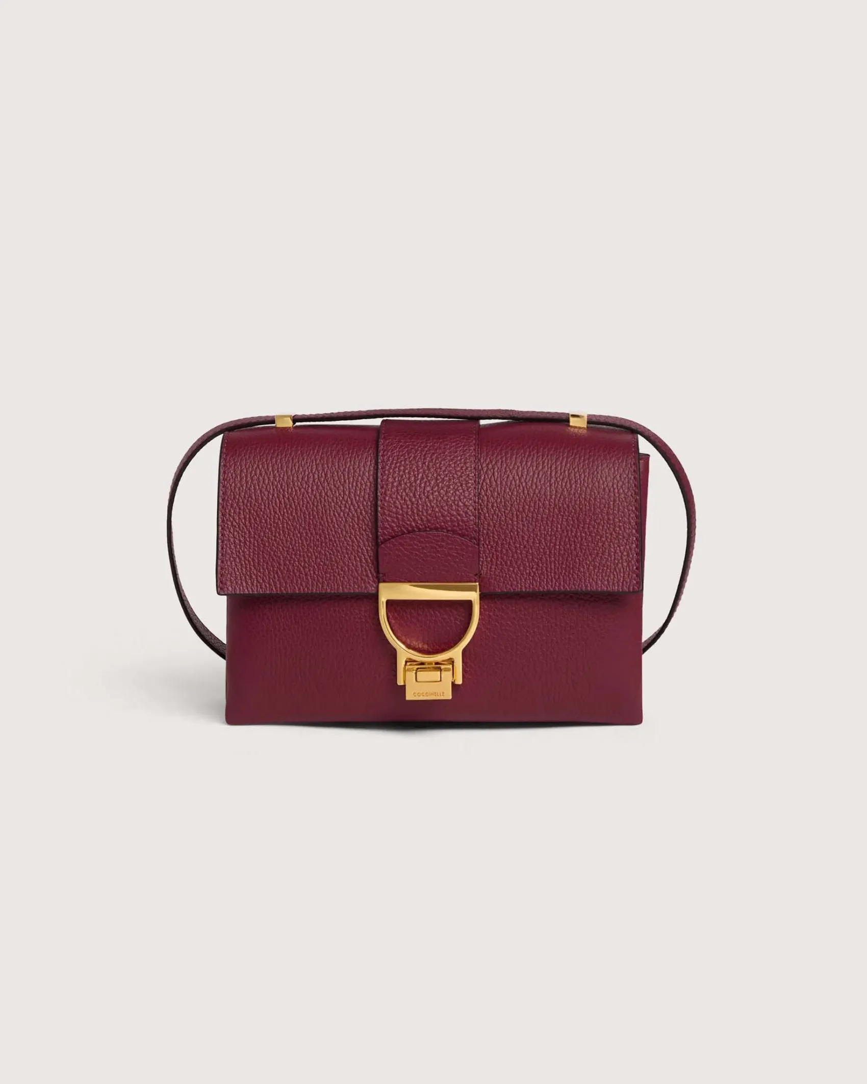 Borsa bordeaux Coccinelle Arlettis in pelle a grana grossa con patta e chiusura a battente