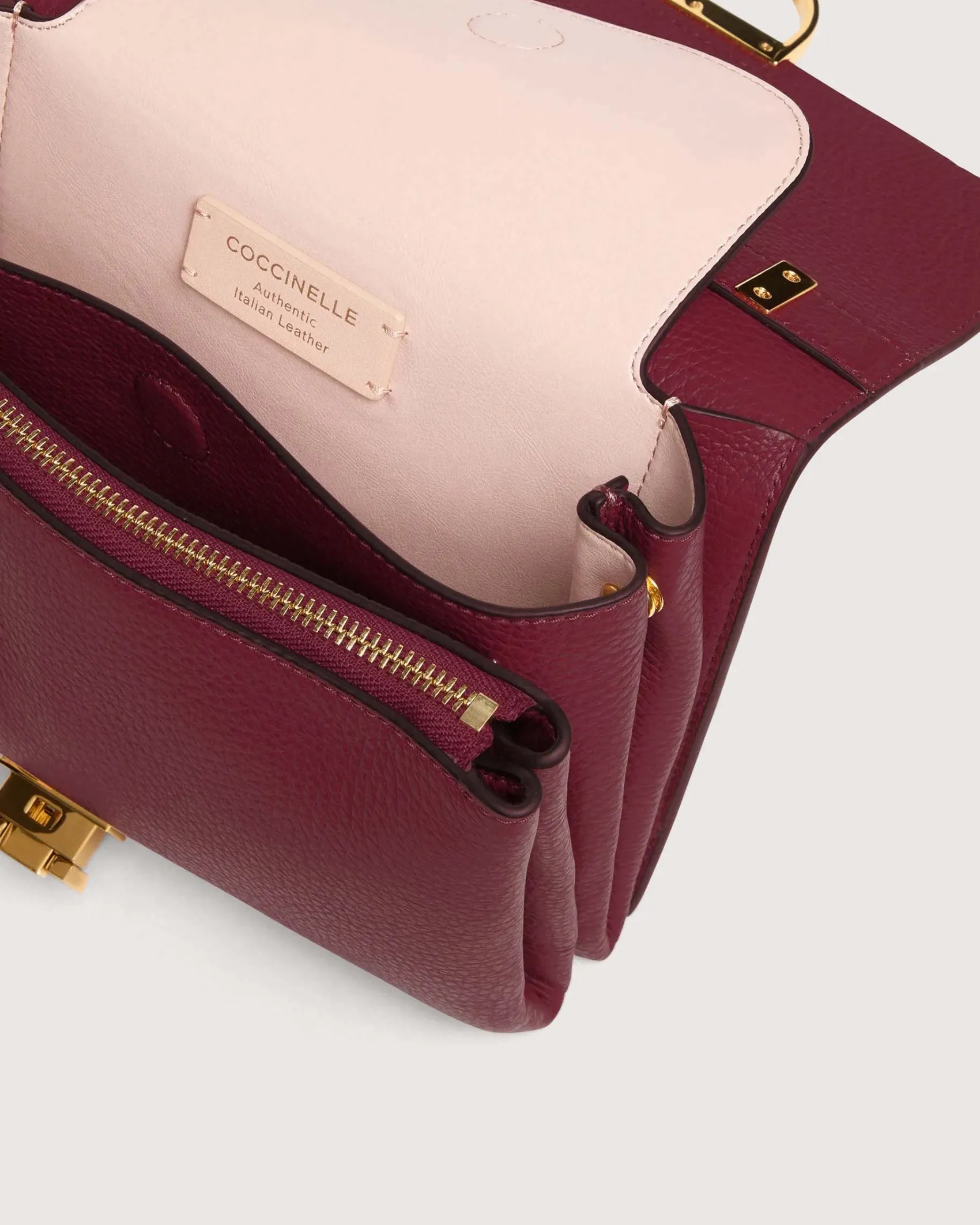 Borsa bordeaux Coccinelle Arlettis in pelle a grana grossa con patta e chiusura a battente